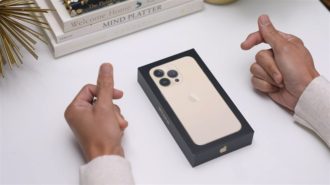 Mở hộp và trên tay iPhone 13 Pro Gold: Sắc vàng đậm hơn và cụm camera có kích thước to hơn iPhone 12 Pro