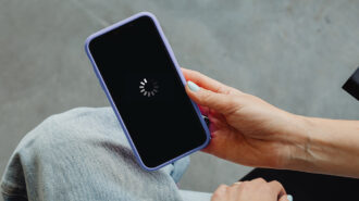 iPhone bị màn hình đen xoay vòng phải làm sao? 5 cách khắc phục cực dễ, giúp điện thoại hoạt động ổn định